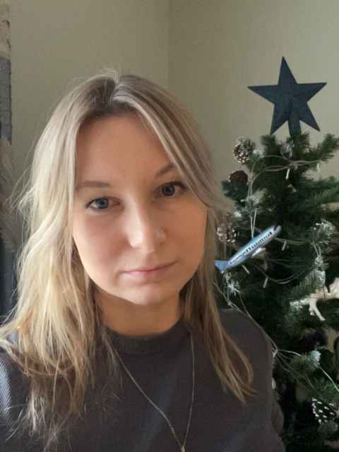 — Дякую вам, дядьку Андрію. Ви добрий. Як мій тато був… Гаразд, я піду, не терпиться мамі подарувати квіти! Андрій з посмішкою спостерігав, як цей маленький чоловічок з довгими, майже в половину його зросту, квітами, побіг вулицею. “Треба ж, теж сьогодні день народження у цієї невідомої йому Галі, і теж любить червоні троянди… Як Настя…”