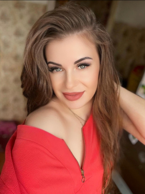 Я вийшла у коридор, не знаючи як перевірити, що він говорить правду. Ані імені, ані адреси тої жінки у мене не було, ще й не зрозуміло, чи справді мій чоловік до неї ходить. Як я шкодувала, що не спитала, як її звати, могла б у соцмережах її знайти.