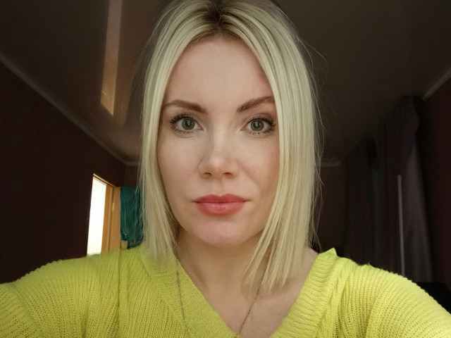 — Там все складно. – Туманно відповів Слава. – Вона ж і справді дуже любила того, першого, а він її зрадив з однією з подруг. Кохання з серця не так легко викинути, навіть якщо ти вже заміжня за іншим. Так і з нею сталося, мабуть. — Та не виправдовую її, але зрозуміти можу. Ніхто не застрахований від таких почуттів, коли ти сам собі не господар. – Задумливо відповів їй чоловік.