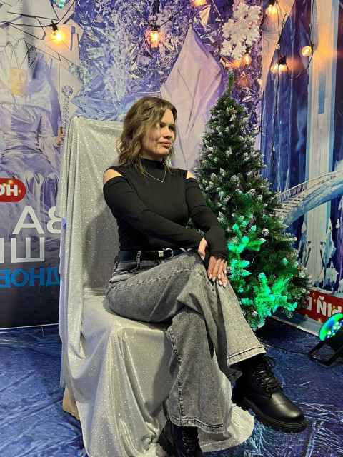 — Мені онука шкода! Очі дитині зіпсувала, бідний хлопчик в окулярах ходить! Я сама ним займатимуся, до школи підготую. — Я не переїду сюди, — відрізала Ганна. — І Артем ходитиме в садок. Мені не потрібна ваша квартира, у мене є власна! — Мама права, ти всіх провокуєш! Це через тебе в неї знову напад!