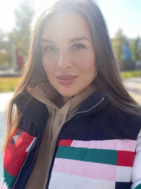 Свою маму Катя любила, але не вважала її красивою. Вона не фарбувала губи і вії, одягалася в скромний непоказний одяг, а волосся не завивала, а заколювала в пучок на потилиці. А ось у Олени мама ходила по дому в червоному шовковому халаті з жовтими трояндами, завивала волосся, фарбувала вії і губи навіть вдома. Коли вона сідала на диван, поли халата розчинялися, відкриваючи округлі коліна і стрункі ноги. Каті мама Олени здавалася найкрасивішою і найпривабливішою.