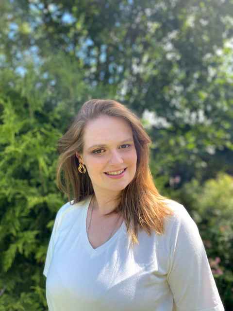 – Тітко Маріє, привіт, а можна мені ключ. Я свій, напевно, загубила. – Ключ? Так ви начебто ще ввечері приїхали. Пізно було, та я бачила твого чоловіка. На обличчя у мене пам’ять хороша,- він це – та й зір не підводив ще. Тебе, звичайно, не помітила. Хіба ти не з ними? – З ними? Ні. А їх багато? Я ще не дійшла до хати. Павло на рибалку поїхав.