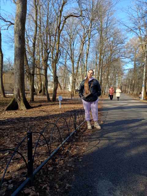 Клава ще раз подивилась на колишнього. І тут двері відчинилися. Визирнув стурбований Володимир Всеволодович зі словами: – Клавочко! Допомога потрібна? Ви, чоловіче, з якого питання? – А ви взагалі хто?