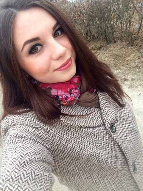 — Марино Петрівно, — голос Аліси затремтів, — ви хоч одну страву можете оцінити добре? Хоч щось вам подобається? Свекруха здивовано підняла брови. — Я ж не лаю, я просто конструктивно критикую. Тобі ж самій корисно знати, де ти помилилася. Або ти хочеш, щоб я брехала і говорила, що все чудово? — Я хочу, щоб ви хоча б спробували побачити, скільки зусиль…