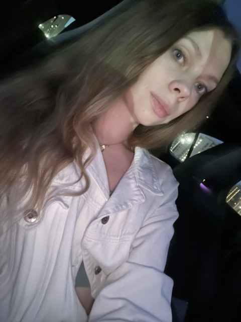 — А мені особливо й розповідати про себе нічого. Звичайна біографія ботаніка в школі, інституті. А тепер робота… Досі холостяк. Друзі вважають мене нетовариським. А ось тут з Вами… мені так легко. Сам собі дивуюся. Обидва замовкли. Їм стало сумно від того, що швидкий поїзд скорочує години їх випадкового і щасливого спілкування.