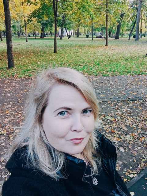 Я ходила на роботу, готувала собі сніданки та вечері, прості, без вишукувань, бо тепер мені не треба було догоджати смакам дочки. Фільми я теж дивилася які хотіла … Життя потихеньку налагоджувалося. А в якийсь момент я взяла та зателефонувала Ігорю. Він виявився вільним. Ми трохи поговорили, а потім він запропонував зустрітися. Я погодилася, і ми довго гуляли