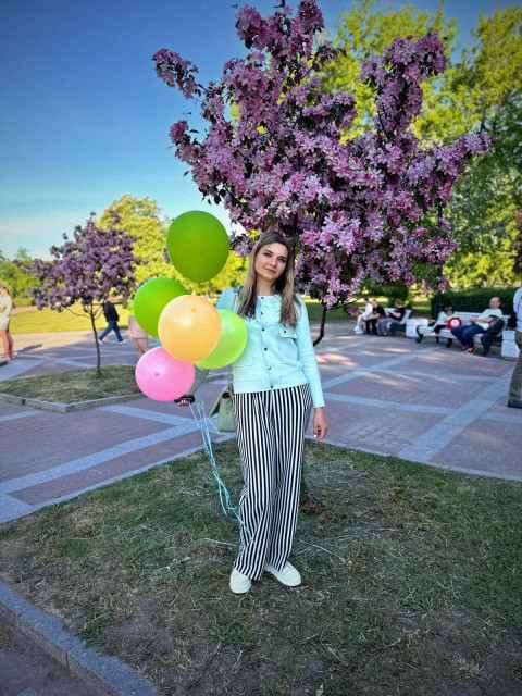 Дівчина машинально приклала руки до чашки гарячого чаю. Тепло поступово розтікалося тілом, і від цього ставало набагато спокійніше. Тетяна почала вивчати жінку, що сиділа навпроти. Вона точно була років на п’ять за неї старша, приблизно ровесниця Іллі. Валентина була одягнена зі смаком, трималася впевнено, але при цьому теж помітно нервувала.