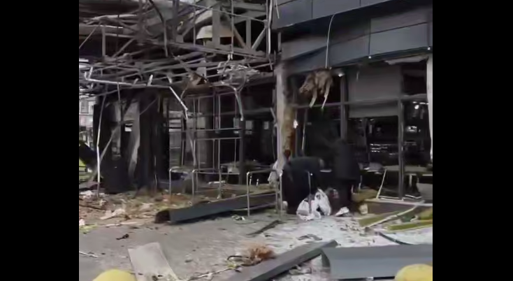 Окупaнтu вдарили по супермаркету «AТБ»у Запоріжжі, внаслідок чого є постраждалі