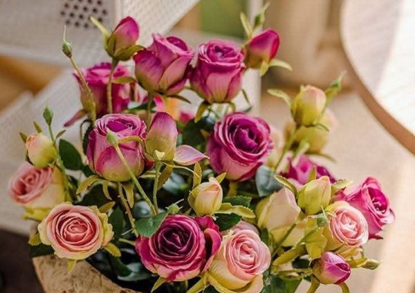 – Відстань ти від мене! Я одружуватися з тобою не обіцяв! І взагалі, я і знати не знаю, чия це дитина! А може, й не моя зовсім? – Тому, гуляй ти вальсом, а я, мабуть, поїду собі, – так говорив Віктор, який був у їхньому селищі у відрядженні, ошелешеній Валентині