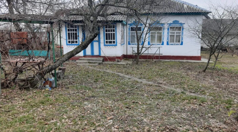 Наступного дня, повернувшись додому, Лариса застала цікаву картину. Посеред кімнати стояли дві великі валізи. На дивані смирно сиділи діти, а на стільці – Стас. Коли вона увійшла, він встав: – Ну що, догралася? Тепер будеш лікті кусати, та пізно. Дітей без батька залишила, а все через твій поганий характер!