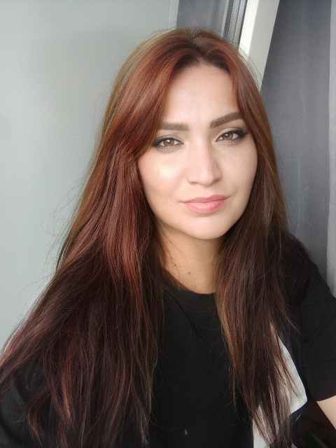 Відкривши холодильник, вона здивувалася-там лежали недоїдені страви, мабуть, після вчорашньої вечері. І ці страви були приготовлені не на швидку руку. Отже, той, хто їх готував, мав достатньо часу, і він нікуди не поспішав. Тут же стояла пляшка ігристого. Прочитавши назву, Ліда здивовано підняла брови. Ого! Ігристе було не з дешевих. У сушарці для посуду два чисті келихи.