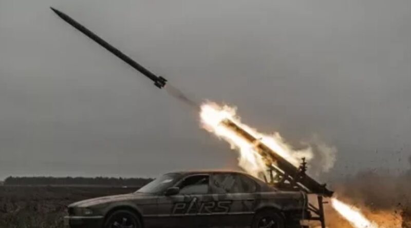 Такої РСЗВ більше ні в кого не побачите: Боєць тероборони встановив реактивну систему на BMW (фото)