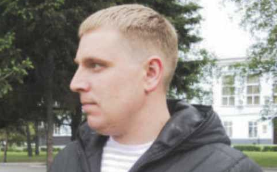 Дівчина не забарилася ввечері, після отримання послання, підійти до вікна кухні. Сашко постарався заздалегідь. Він обвив своє віконце новорічною світловою гірляндою, що переливається різними кольорами, хоча була тільки середина листопада.