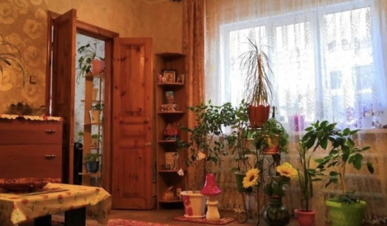 Я давно мріяла жити сама. Вперше таке рішення прийшло до мене, коли я ще навчалася у школі. Тому що я розуміла, що вдома я не маю жодного особистого простору. Я постійно перебувала під наглядом мами. Але я не хотіла якихось вечірок удома чи звати подруг. Хотіла просто спокійно посидіти у своїй кімнаті одна, і то мама не давала. Вона постійно копалась у моїй шафі, перебирала всі мої речі, навіть спідню білизну. Мама постійно читала мої особисті щоденники, навіть записники з номерами телефонів переглядала. Вечорами вона досконально розпитувала про минулий день. Такий контроль мене просто дратував, тому в мене з’явилася сильна недовіра до людей.