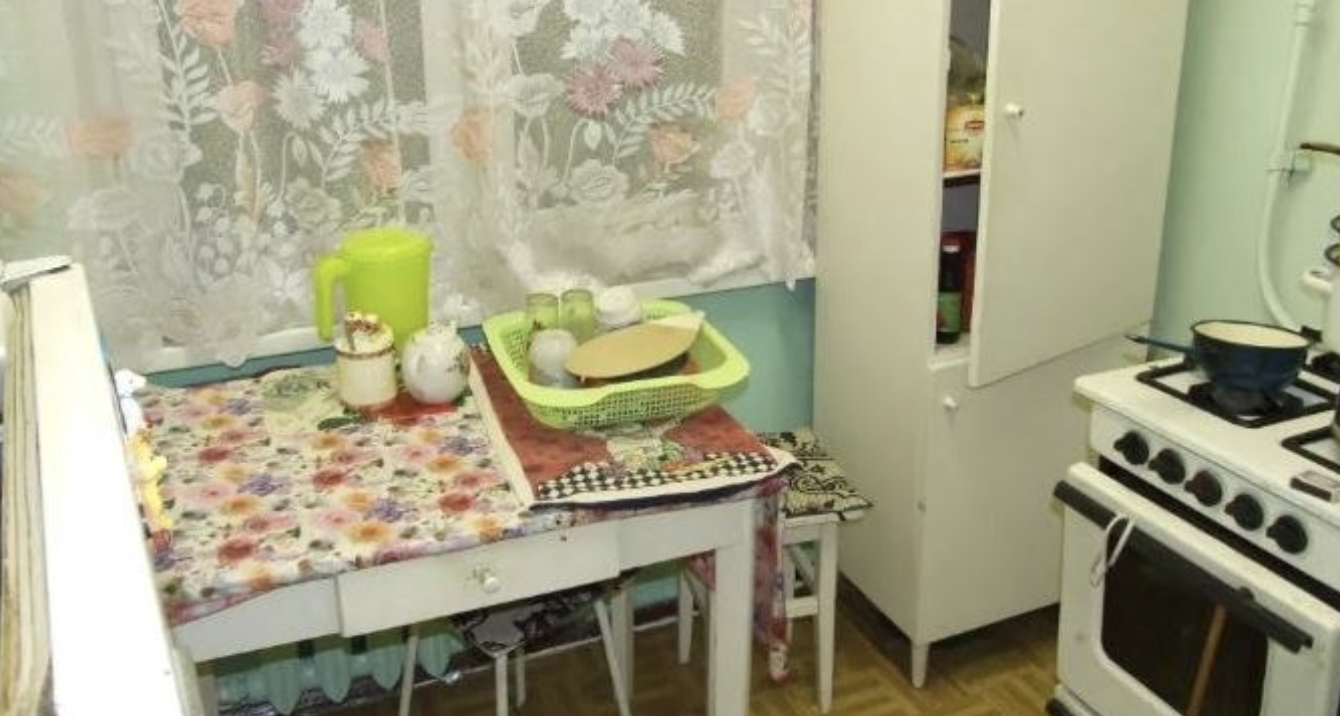 У Людмили дві бабусі, але знайома вона була тільки з бабусею по материнській лінії. Бабусю по материнській лінії вона бачила тільки на фотографії в старому альбомі. У дитинстві вона дуже любила цей альбом розглядати. З фотографії на неї дивилася сувора, струнка жінка у наглухо закритій сукні. Історія там банальна. Просто, коли батько познайомився з матір’ю, бабуся не оцінила його вибір, була проти їх шлюбу. Але батько відмовлявся її слухати, тому бабуся припинила спілкування з його родиною.