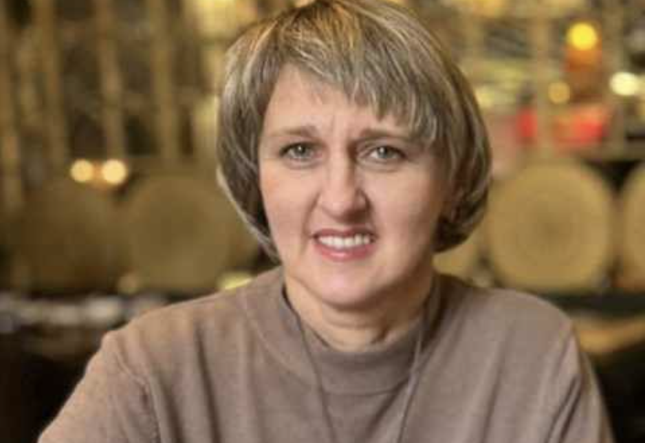 — Мамо, ми тобі Дашку привели, вона на вулиці залишилася погуляти, дивись за нею! – син, Віктор, зателефонував Лідії Миколаївні. – Ми з дружиною на ювілей запрошені. — А як же Даша? Їй у садок завтра! – сполошилася Лідія Миколаївна. – Та й я збиралася до подруги на дачу з’їздити. Домовилися вже з нею. — Мамо, ну ти що, справді?! Нам через твою примху на ювілей не йти? Ми вже подарунок купили. А Дашку можна не водити в садок. Посидьте з нею вдома, мультики подивіться, – син нервово постукував по корпусу телефону. – Хоча який садок?! Завтра ж субота! Що ти мене з пантелику збиваєш! Точно! Ми в неділю її заберемо! Усе, давай! Не встигла мати сказати, що в неділю вона зустрічається з приятелькою, як син кинув слухавку