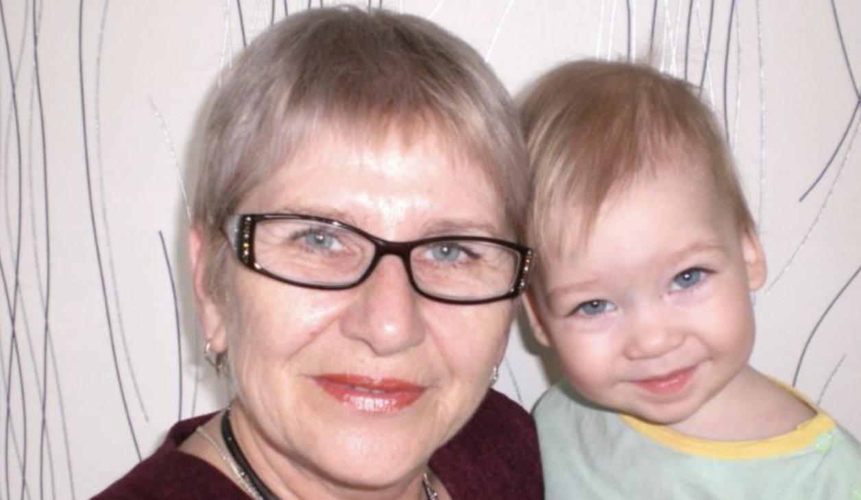 Я ніколи не думала, що буду змушена виховувати онука одна, без будь-чиєї допомоги. Мій син настільки не любить свою дитину, що навіть бачитися з ним не хоче. Причина полягає в тому, що під час пологів померла його улюблена жінка. Батьки невістки відмовилися від спілкування з малюком, так і мій Ігор його уникає. Річ у тім, син нагадує йому про втрату. Найприкріше в цій ситуації те, що зривається він на мені. Він вважає мене зрадником, адже я не віддала дитину в дитбудинок. Я розумію, що синові зараз важко, але руйнувати долю маленької дитини, яка ні в чому не винна, я не буду. Змушена сама все тягнути, адже перебувати онукові наодинці з його рідним батьком – небезпечно.