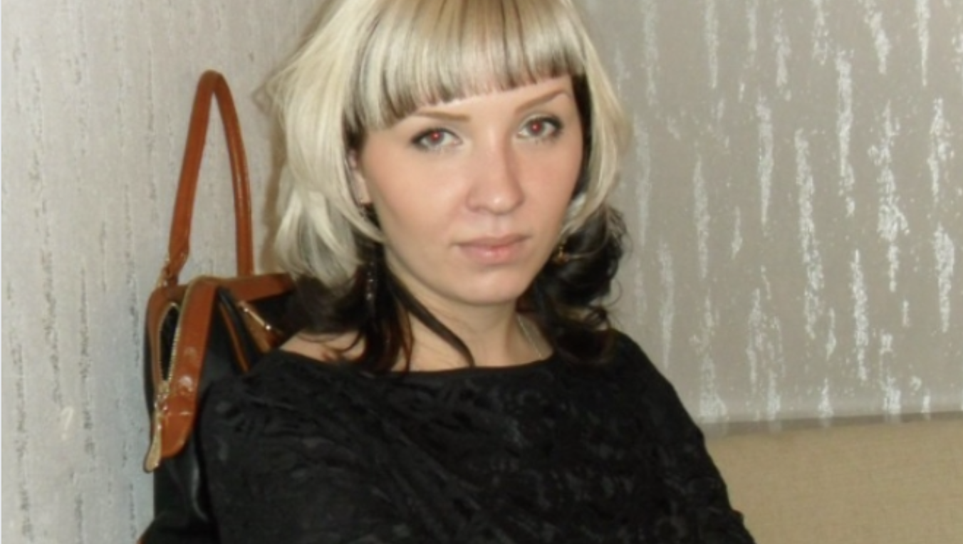 Ми з чоловіком живемо разом лише місяць, але я вже хочу роз лучитися з ним та переїхати назад до мами. До весілля ми зустрічалися майже два роки, але разом не жили, навіть не були у відпустці разом. Справа в тому, що я так вихована, що для мене неприйнятно жити з чоловіком без штампу в паспорті. Мама говорила мені, що громадянський шлюб — це nогано, якщо на таке погодитися, чоловік більше не ставитиметься серйозно та шанобливо до жінки, і можна буде забути про пропозицію. А для чого вам люди ,ви тікайте віднього ,ще й бистренько а він хай трошки підросте…