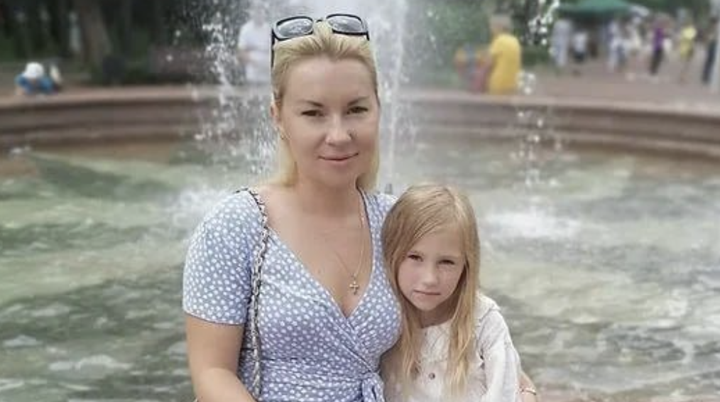 Я, мабуть, не одна така. Покинута матір-одиначка. Василь залишив мене, коли Віці було всього 2 рочки. Сказав, що знайшов більш достойну кандидатуру, а я вже його минуле. Однак, чесно кажучи – дуже рада, що це трапилося в житті. Так, була чорна смуга. Але якби ви тільки знали, які подарунки приготував мені Бог!