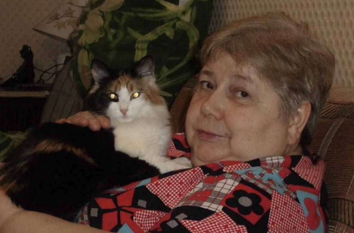 – Доню, нас відрізали від світла за борги. Ми померзнемо, опалення ж на електроенергії! Допоможи! – В розпачі я подзвонила донечці в Німеччину. Вона вислухала мене, а тоді сказала, що грошей зовсім не має. І це після того, як я віддала їй усі заощадження. Після цього всього я прийняла остаточне рішення.