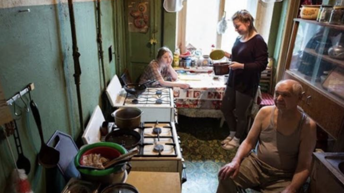 Нас у батьків двоє: я та молодший на п’ять років брат. Батьківська хата у спадок залишилася нам обом. На той час я встигла накопичити на власну маленьку квартиру, а брат ще мав знайти собі житло, тому я сказала йому, що він може переоформити весь будинок на себе, мені він потрібен менше, ніж йому.