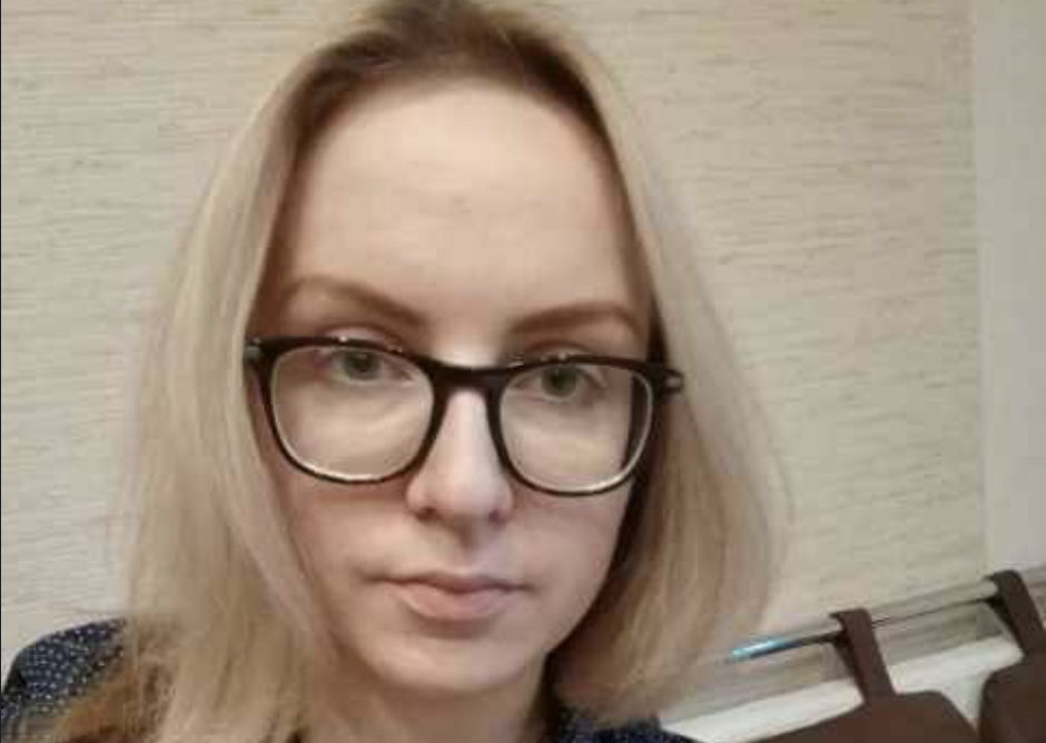 Бідний батько подарував дочці на весілля звичайний конверт… багаті родичі нареченого почали сміятись над таким «щедрим» подарункомДочка відчинила конверт.. прочитала… — і мовчки передала його нареченому. Побачивши… наречений зблід і повільно опустився на стілець…