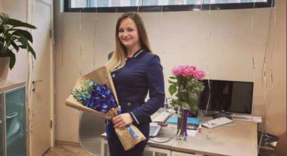 – Сиди! Нас немає вдома! – спокійно вимовив Петро. – Так, дзвонять же! – Валя завмерла, підвівшись із дивана. – Нехай, – відповів Петро. – А якщо це хтось важливий? – запитала Валя. – Або у справі? – Субота, дванадцята, – вимовив Петро. – Ти нікого не кликала, я нікого не чекаю! Висновок? – Я тільки в вічко подивлюся! – пошепки промовила Валя. – Сядь! – у голосі була сталь. – Нас немає вдома! Хто б там не був, нехай топає назад! – А ти що, знаєш, хто там? – запитала Валя, – Припускаю, тому й кажу, щоб ти сіла і перед вікнами не миготіла! – Так, якщо це те, що я думаю, вони так просто не підуть! – сказала Валя і знизала плечима. – Це залежить від того, скільки ми не будемо відчиняти їм двері, – спокійно відповів Петро. – Рано чи пізно вони підуть. У будь-якому разі, ночувати в під’їзді вони не стануть. А нам із тобою нікуди не треба.