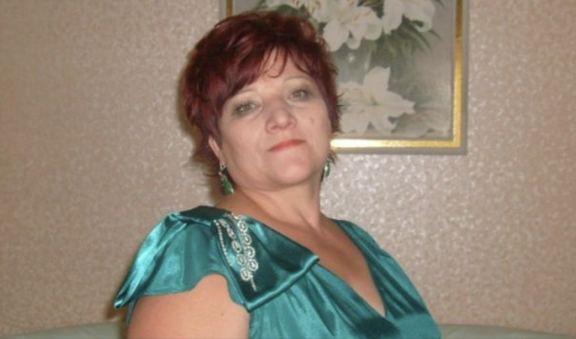 Інну, яка повернулася від батьків, не зустрів чоловіка. На вокзалі. Котрий уже раз. Щоразу знаходить відмовки. То робота, то термінова зустріч… Тридцятип’ятирічна сумна жінка стояла біля входу на вокзал. – Вам погано? – До неї підійшов чоловік років сорока. – Сумно. Чоловік не зустрів. – Не варто засмучуватися. Мало що йому могло перешkодити. – Сказав, що nогано почувається. – Ось бачите, нездужає. А давайте я вас підвезу. Мене звуть Антон . – А я Інна… – Сергію, чия це пудра і помада у нас у спальні? – А я звідки знаю. Я косметикою не користуюсь, – відмахнувся чоловік і вийшов на балкон. У цей час на його телефон надійшло повідомлення: “Любий, я в тебе залишили пудру та помаду. Твоя Тома!”.