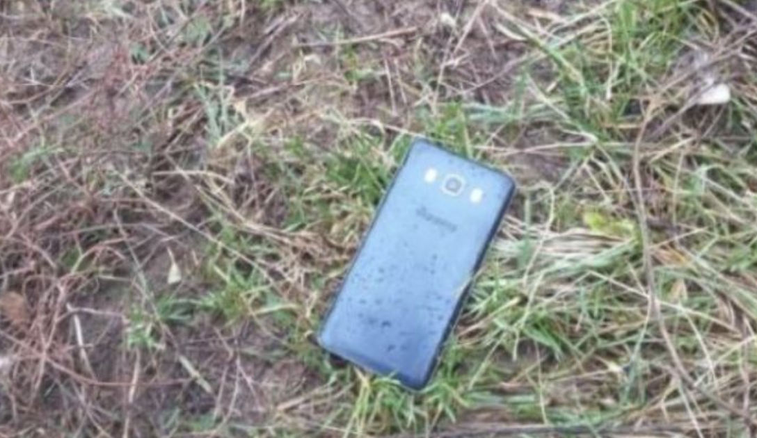 Хочу поділитися з вами історією, яка сталася зі мною буквально вчора. Чи то це збіг, чи то й справді мені, як програмісту, життя постійно підкидає чужі телефони. Як мінімум раз на рік я знаходжу на вулиці втрачений телефон і повертаю його власнику. Чесно кажучи, я навіть не розумію, як можна його втратити Ось, як?! Ну менше з тим, зараз не про це. Вчора, повертаючись з магазину додому, виявив ще одне безгосподарне майно — телефон Самсунг. В голові промайнула перша думка: «Хех, знову?».