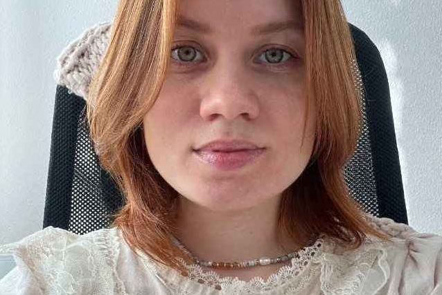 — У нас в родині ніяких порядків не було, — сказала Варя. — Ви ж знаєте, напевно, що я від тих порядків втекла! А раз я дружина Максима, значить, буду вчитися жити за нашими теперішніми порядками! — Тільки, вибачте мене, але я нічого не вмію, — Варя зніяковіла. — У батьків, від яких я втекла, був персонал по господарству.