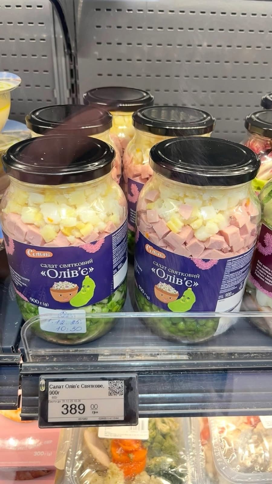 — Мамо, ми самі все купимо, — переконував він її ввечері на кухні. — У «Сільпо» вже все замовили, самі накриємо, приберемо. Ми з Анею хочемо просто в сімейному колі зустріти цей рік. Візьмемо на себе всі витрати. — Ти все сказав? — Тамара Іванівна навіть не відірвала погляду від вікна. — А тепер слухай мене: ніяких святкувань, музики й гостей у моїй хаті не буде. Крапка