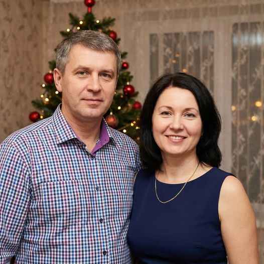 І ось тепер Ліля складала свої речі в цю сумку, але не для того, щоб вирушити до моря, а для того, щоб їхати в місто на огляд… А що коли?.. Від цих думок Івану стало не по собі. Вечеряти того вечора він так і не став, а вночі довго не міг заснути. Він лежав поруч із дружиною і чув, як вона тихенько схлипує.