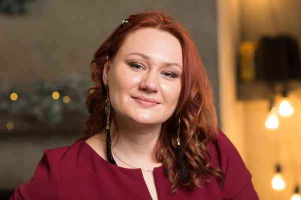 — Олена, терміново потрібно зустрітися. Завтра. Я подаю на розлучення. І ще… займися поділом майна. Все потрібно зафіксувати якомога швидше. Вранці Олексій застав Анну за чашкою кави в кухні. Вона була зібрана, макіяж бездоганний, погляд — крижаний. — Доброго… — почав він, але Анна підняла руку. — Не треба. Я все чула. — Що ти…