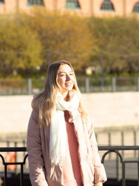 А ще татовий друг дядько Микола просто мріє, щоб Таня вийшла заміж за його сина Андрія. І тато теж за, та й Андрію вона схоже подобається, і якщо Таня повернеться, вони до неї знову вчепляться із цим заміжжям, а вона поки що заміж не збирається! – То в чому річ, Таня? Я зараз батька покличу, нехай він сам з тобою розмовляє, – мамин голос став суворішим, вона звикла, що дочка слухається, а тут раптом Таня таке каже.