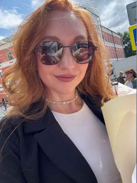 – Нам треба поговорити, – сказала вона нарешті, коли вони залишилися самі у вітальні. Сергій насупився. – Що трапилося? Оксана дістала його телефон та простягла йому. – Ти забув його вранці. Я бачила повідомлення від Аліни.