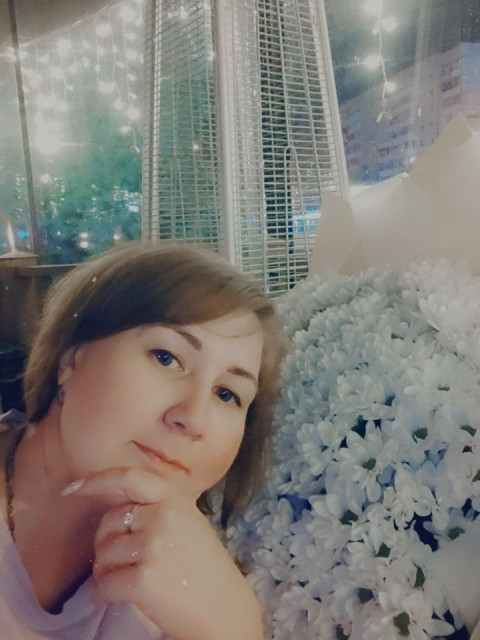 – Як невизначений? Я ж сказала – це тимчасово! Кілька місяців максимум. У Наташки чоловік працює, вони накопичать на заставу і з’їдуть. Оля, у них восьмирічний хлопчик. Дитина на вулиці залишиться, якщо ти не допоможеш! – Хай винаймуть кімнату. Хостел. Готель. Що завгодно! – На що? Вони без грошей! Їх же виганяють, розумієш? Викидають на вулицю!