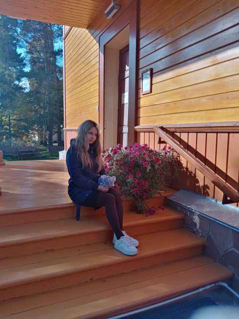 Наступного дня дівчина приймала вітання та подарунки. Заповітні конверти складала на тумбу перед телевізором. – Доню, ти б прибрала подарунки. – Мамочко, все добре. Вдома тільки свої залишились, гості пішли. – Забери, люба. Сховай від гріха подалі.