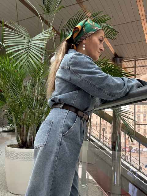 Чим більше замовляла Лера, тим більше розширювалися очі батька і сина, а Григорій Павлович, нібито й не звертав уваги. Ледь вечір підійшов до кінця, Андрій першим підхопився з-за столу і спробував втекти, але Григорій Павлович схопив нещасного «нареченого» за рукав: — Ну, що за молодь пішла? Ніякого почуття такту та пристойності. А наречену провести додому? Забув чи що?