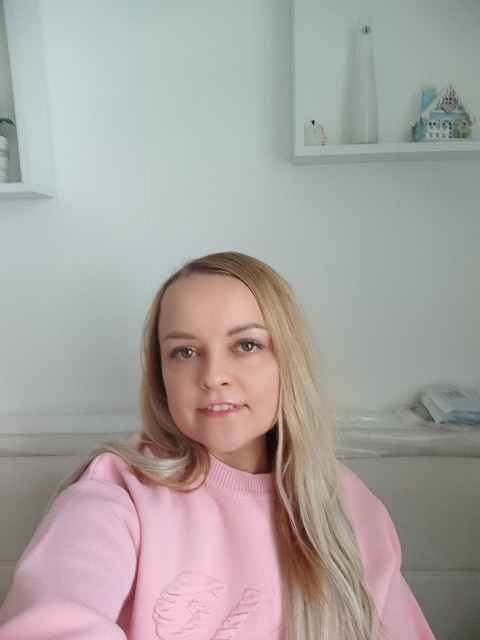 Вона не могла збагнути: як так можна? Батьки втішали її як могли, навіть свекруха вибачалася за сина. Але легше Тані не ставало. -Напевно, я така, вірю людям до кінця, – думала Таня. Але час минав, чоловік і не думав повертатися.