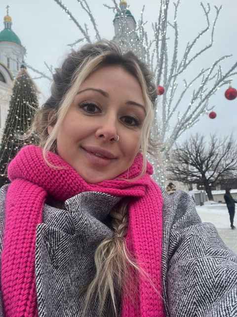 До будинку було трохи більше годину їзди. Взагалі, вона встигала до півночі, навіть залишиться час, щоб усе на стіл поставити і встигнути з усіма поговорити. Можна було б і там зібратися, але Надя знала себе: зустрінеться з друзями і заговориться. І Новий рік зустрічатиме в спортивних штанах і з розпатланим волоссям. Як на зло, таксі не викликалося. Був великий попит (на цінник навіть страшно було дивитися, за ці гроші в інше місто можна було з’їздити) та ще й водіїв було мало. Небагато хто захоче провести новорічну ніч у дорозі.