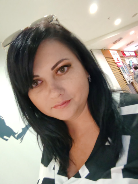 — А от тепер справді пора панікувати, бо ми з тобою в повній халепі! Днями я віддала велику суму своїм батькам. У борг. Бо була впевнена, що ми протримаємося на твоїй зарплаті. А тепер грошей чекати нізвідки, — втомлено сіла на стілець Лариса. Олег аж підскочив.