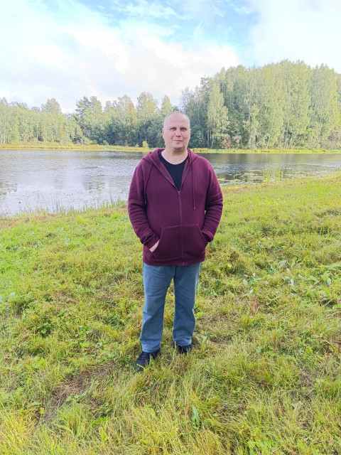 Світлана пропустила його у двір і міцно замкнула ворота. Хоч і не прийнято на селі було замикатися, вона завжди все закривала. Навіть усі сараї на ніч на замок, хоч і двометровий паркан у неї був. Сестра з не дуже великою охотою, але все ж таки погодилася дати йому притулок.