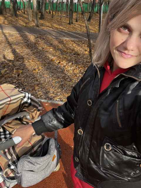 – Ось що я тобі скажу, Наталю. Розпустилися ви, сучасні матусі. Телефони свої тільки й знаєте, та інтернети. А будинок запустили, діти невиховані, чоловіки голодні ходять. – Марія он, Сергія дружина, – і працює, і будинок в ідеальному порядку, і дітей трьох підняла. А в тебе двоє – і то не впораєшся. – Я теж працюю, Ольго Павлівно.