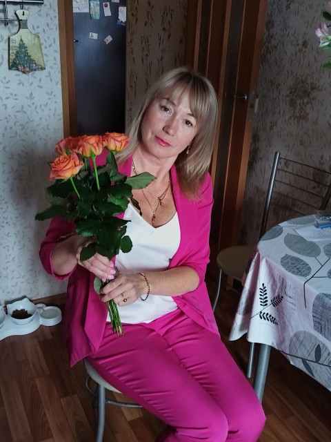 – Ось і нехай поживуть самостійно, а то вісім років одружені, і ці роки онука всі вихідні у нас, а як ти на пенсію вийшла, так вона і ночує у нас майже кожен день, – не на жарт розійшовся чоловік. Дружина пішла в кімнату, а Іван дістав з холодильника почату пляшку свого заспокійливого і налив трохи прямо в чашку з-під чаю. Зажував шматочком ковбаси і відправився на свій диван.