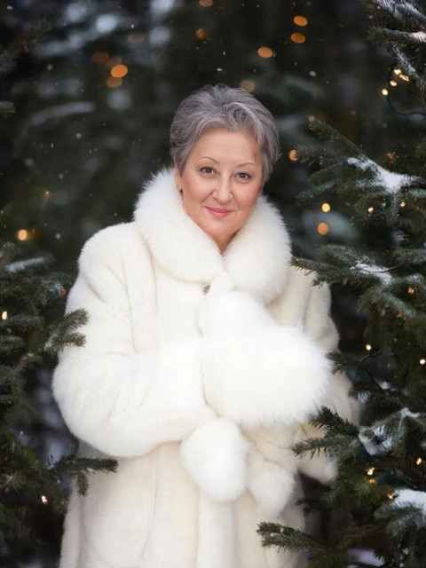 Ліля з Андрієм одружені давно, за два місяці буде двадцять п’ять років, і вони збиралися відзначати ювілей у кафе. Виростили та виховали двох дітей, сина та дочку. Син працює в іншому місті, поїхав після закінчення інституту, а донька вже вискочила заміж, хоч молода і не закінчила інститут.