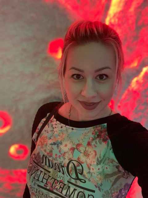 — Я… Я не це мав на увазі, — пробурмотів він, відводячи погляд убік, до вікна, за яким метушилося мокре від дощу листопадове місто. — У мене був жахливий день. Місяць. Рік, зрештою! — А у мене що, пікнік кожен день? — голос Анни знову став тихим і отруйним. — Ти думаєш, моє існування — це суцільне свято? Сиджу я, значить, у чотирьох стінах, як у золотій клітці.