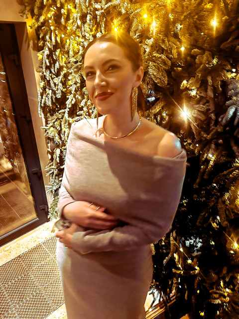 Раніше Ілля любив це свято, чекав подарунків, об’їдався цукерками і мандаринами. Але ставши хірургом, зненавuдів його. У новорічну ніч обов’язково у когось запалиться апендикс, загостриться холецистит від рясної їжі, когось привезуть з черепно-мозковою травмою або переломами кінцівок. І він всю ніч простоїть біля операційного столу, рятуючи чиїсь життя