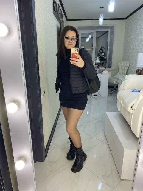 — Добре, тоді перекажи мені півтори тисячі, найму няню. Нехай вона забере Рому і посидить з ним, поки я не повернуся. — Півтори тисячі?! За пару годин?! — витріщивши очі, уточнив Ілля. — Ага, а ти що думав? Перед святами всі послуги стають дорожчими. — Гаразд, я сам його заберу. Спробую звільнитися раніше… — буркнув чоловік.