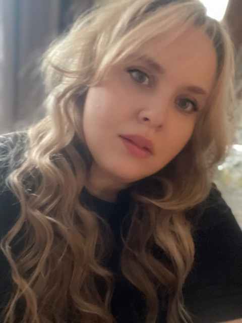  А що? Місце є, кімната вільна. Я таки її хрещений. Не віддавати ж дитину до дитбудинку! – Максиме, але це… це дуже серйозно. Потрібно все обміркувати. З Алісою порадитись. – А що обмірковувати? – Він стукнув кулаком по столу. — Дитина без батьків залишилося! Моя похресниця! Я собі у вічі дивитися не зможу, якщо його дочку кину!