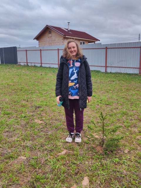 — Увечері з Валерою з’їздимо в супермаркет, затарюся продуктами по повній. Ви поки список складіть, чого саме вам хочеться, — крикнула Таня зі своєї кімнати. Клавдія Сергіївна пирхнула, даючи зрозуміти, що розмова закінчена. Тетяна була майже впевнена: поки її немає вдома, свекруха «обробляє» сина.— Холодильник мені окремий хочеться! Бажано з таким добрим замком!